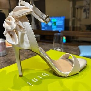 Gianni Bini
Bridal Collection Ansley Satin Bow Back Dress Sandals